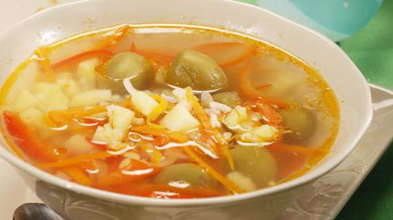 Ароматный суп со свининой, оливками и овощами