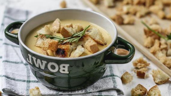 Ароматный сырный крем-суп с сочной курицей — уютное блюдо для всей семьи