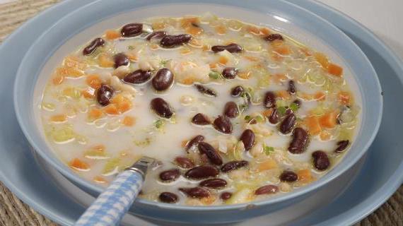 Ароматный сырный суп с красной и белой фасолью