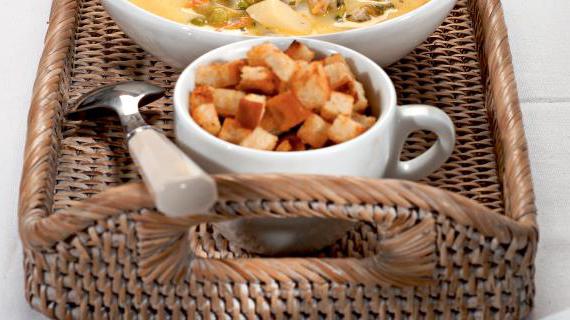 Вкусный и ароматный сырный суп с морепродуктами и чесночными крутонами