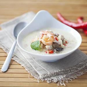 Ароматный тайский куриный суп с креветками, приготовленный в мультиварке — вкусная и быстрая еда на каждый день