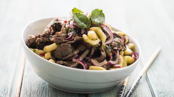 Ароматный тайский мясной салат с овощами и специями