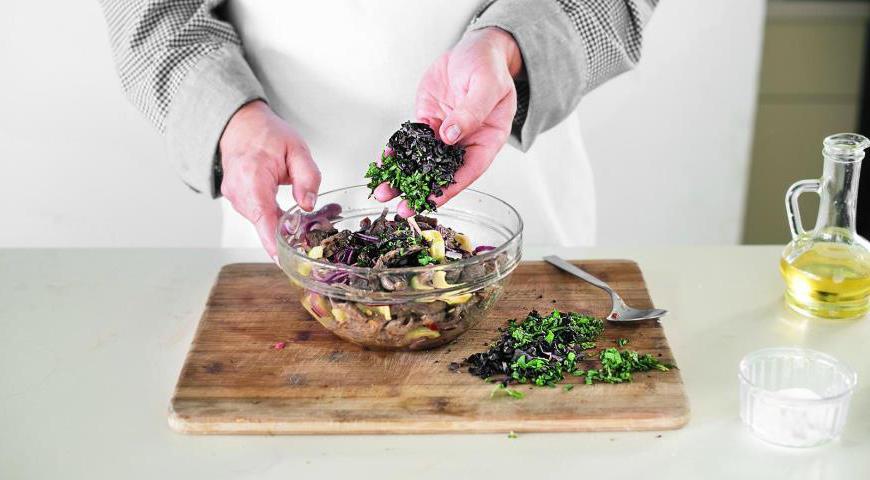 Смешайте горячее жареное мясо с огурцами и луком в заправке. Посыпьте рубленым базиликом и мятой перед подачей. Украсьте блюдо ломтиками лайма.