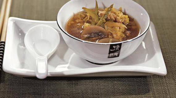 Ароматный тайский суп с огурцами и свининой