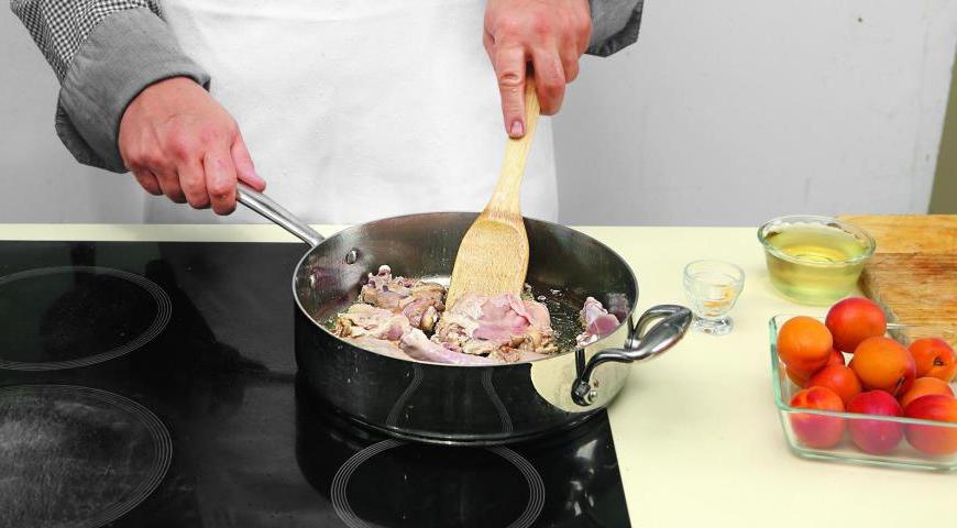 Разрежьте цесарку на порционные куски. Разогрейте немного масла в тажине или широком сотейнике с толстым дном на среднем огне. Обжарьте куски цесарки до золотистой корочки со всех сторон, что займет около 8 минут.