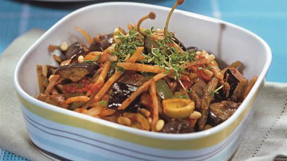 Ароматный теплый овощной салат с кедровыми орешками и оливками