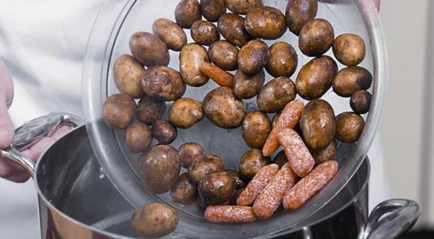 Тщательно вымойте картофель и морковь щеткой и приготовьте их паровым способом до полуготовности.