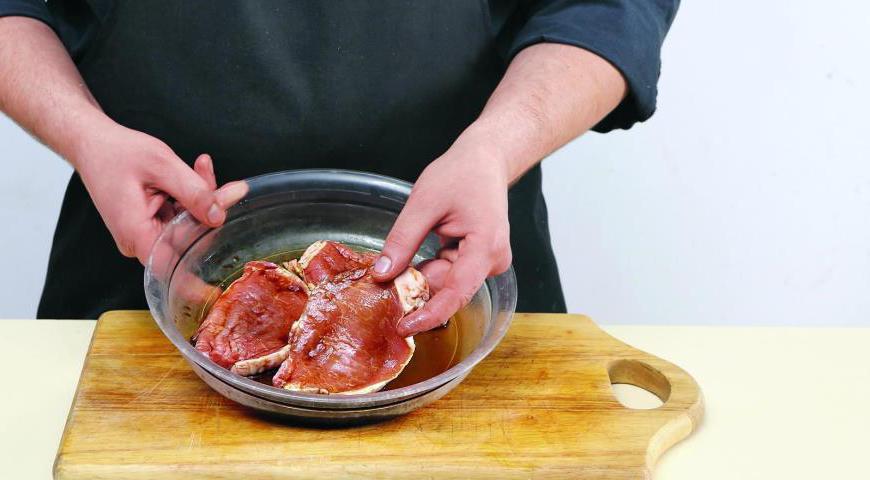 Обсушите свиные эскалопы бумажными полотенцами, приправьте солью и перцем, полейте соусом терияки, вотрите его в мясо и дайте полежать, пока готовится остальная часть блюда.