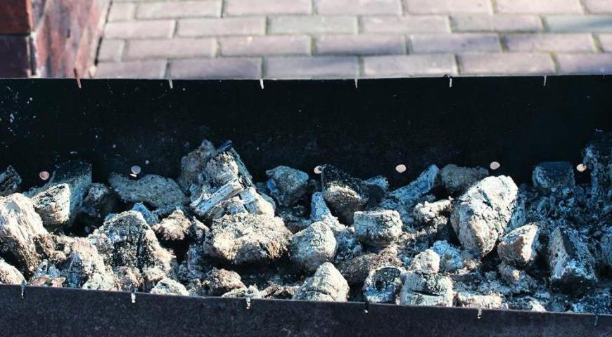 Разогрейте гриль или подготовьте угли в мангале – они должны хорошо прогореть и покрыться серым пеплом. Нагрейте решетку, смажьте жиром. Отряхните мясо от маринада, жарьте на гриле или на углях, поворачивая каждые 2-3 минуты, до достижения внутренней температуры 68 °С (определите электронным термометром). Смажьте мясо с двух сторон заправкой и дайте ему «отдохнуть» 6–8 минут.