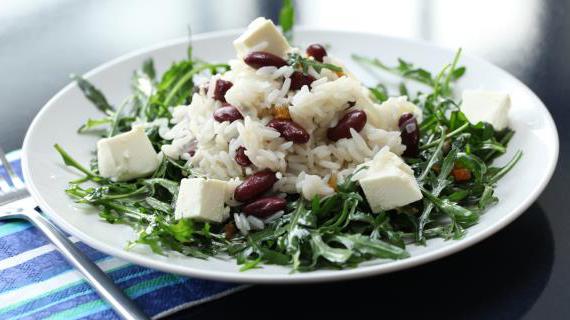 Ароматный теплый салат с басмати, фасолью и козьим сыром