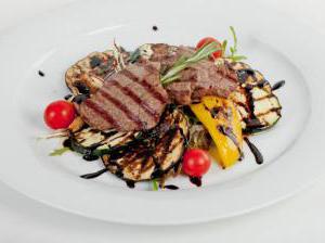 Ароматный теплый салат с говяжьей вырезкой и овощами-гриль