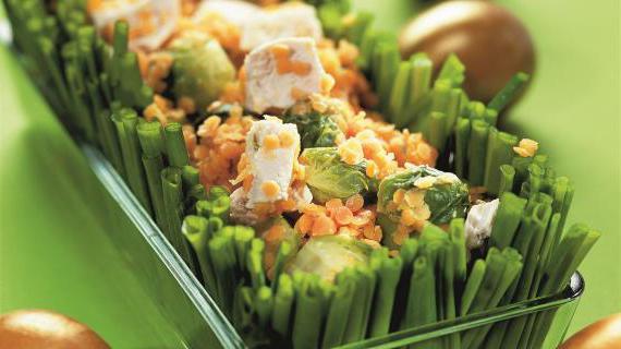 Ароматный теплый салат с красной чечевицей и курицей