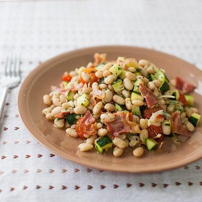 Ароматный теплый салат с лимской фасолью, свежими овощами и хрустящим беконом