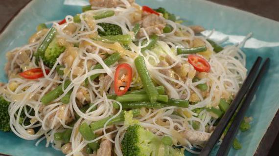 Ароматный теплый салат с сочной свининой и овощами