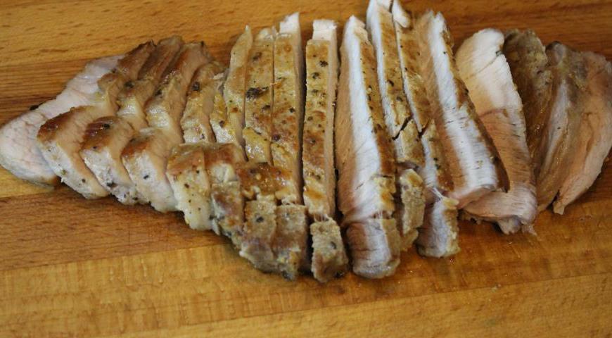 Дайте мясу немного остыть, затем нарежьте его аккуратными ломтиками толщиной около 5–7 мм.