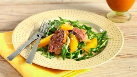 Ароматный теплый салат с утиным мясом и цитрусами