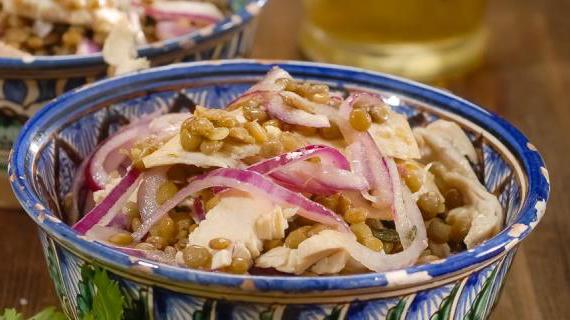 Ароматный теплый салат с зеленой чечевицей и курицей