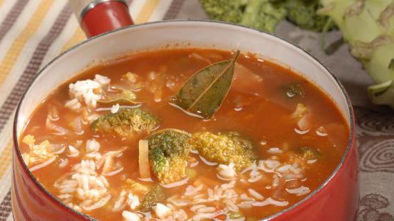 Ароматный томатный суп с рисом, брокколи и копченой грудинкой