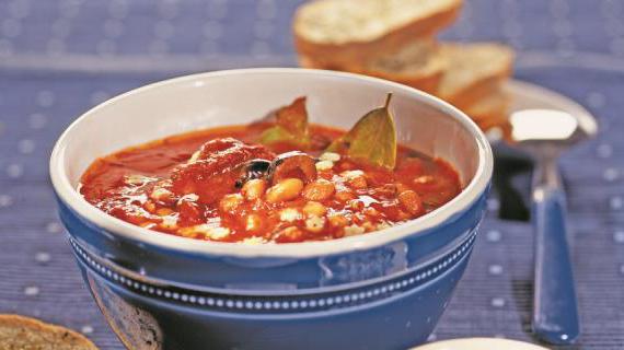 Ароматный тосканский суп с фасолью, макаронами и свежими травами
