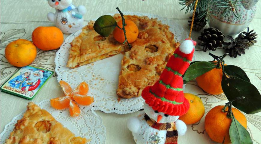 Поверхность пирога смазываем молоком с помощью кулинарной кисти. Выпекаем первые 10 минут при температуре 200 °C, затем снижаем до 185 °C и продолжаем выпекать ещё около 25 минут. Готовность определяем по золотистой корочке. После выпечки полностью остужаем пирог, чтобы сок загустел и начинка хорошо держала форму.