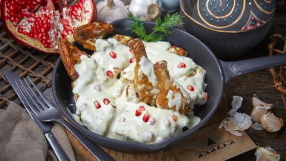 Ароматный цыплёнок по-грузински с густым чесночным соусом и гранатом