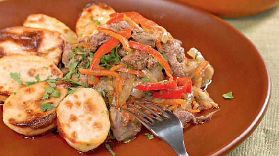 Ароматный тушёный говяжий паштет с овощами и молодым картофелем