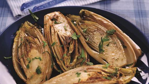 Ароматный тушеный цикорий с карамелизированной корочкой: вкусная и полезная закуска