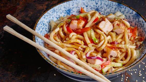 Ароматный удон с курицей по-домашнему