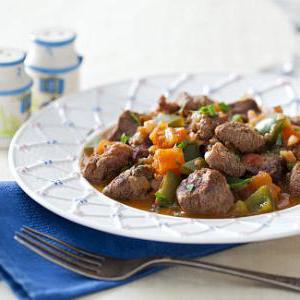 Венгерский гуляш из говядины с овощами в мультиварке: вкусная и простая кухонная история
