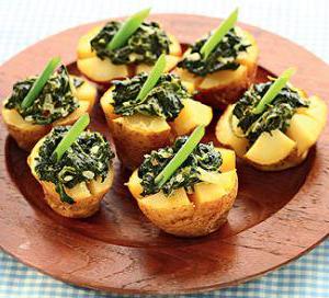 Ароматный запеченный картофель с яркой зеленой начинкой и домашней заправкой
