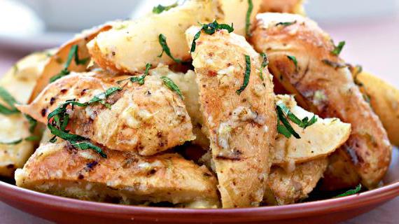 Ароматный запеченный картофель с молодым чесноком и свежей мятой