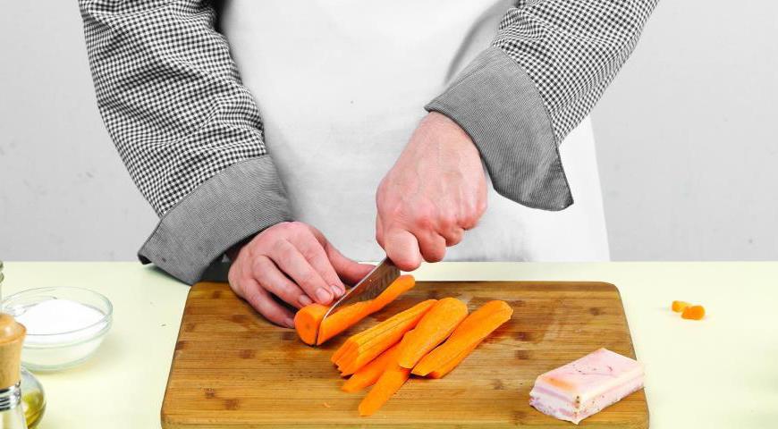 Очистите морковь и нарежьте ее вдоль тонкими пластинами. Натрите каждую пластинку салом, добавьте соль и перец.