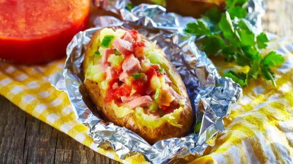 Ароматный запеченный картофель с начинкой из сосисок