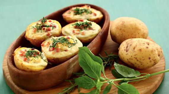 Ароматный запеченный картофель в духовке с яйцами, ветчиной и сыром