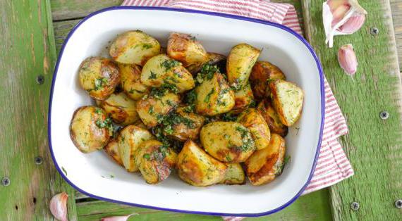 Ароматный запеченный молодой картофель с чесноком и укропом