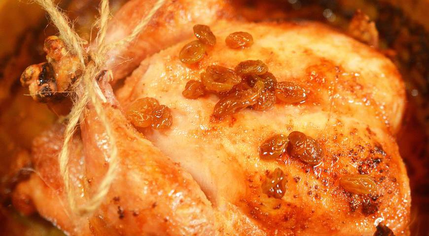 Через час достаньте курочку из духовки, обильно полейте половиной приготовленного соуса и продолжайте запекать еще около 10–15 минут, чтобы соус слегка карамелизовался.