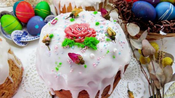 Ароматный заварной кулич с изюмом и цукатами — нежное пасхальное лакомство
