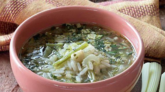 Ароматный зеленый суп с бобами в еврейской кухне