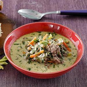 Ароматный зеленый суп с мясным фаршем, приготовленный в мультиварке