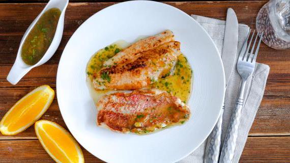 Вкусный жареный морской окунь с ароматным апельсиновым соусом