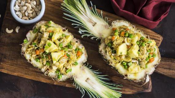Вкусный и ароматный рис с ананасом и свининой в кокосовом соусе, который украсит любой стол