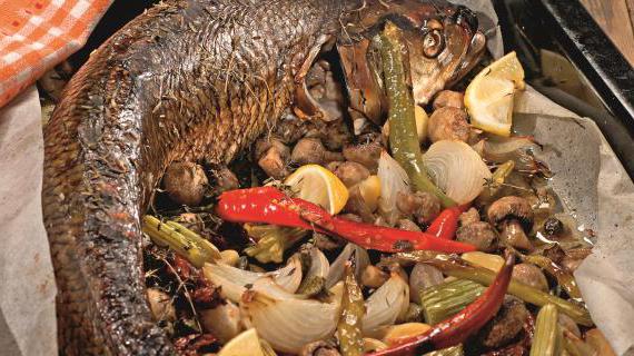 Ароматный жерех, запеченный с овощами и пряностями