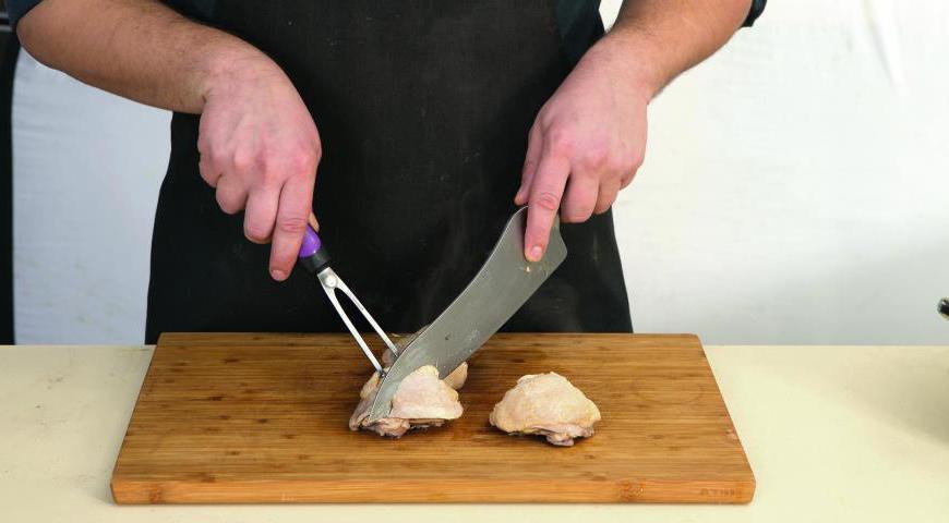 Снимите мясо с костей, порежьте его. Кости верните в бульон для усиления вкуса. Проварите бульон до половины объема, затем процедите его через мелкое сито.