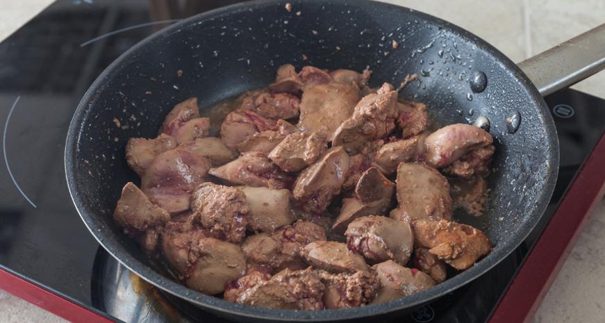 Нарежьте куриную печенку небольшими кусочками. Растопите половину сливочного масла в сковороде, обжарьте печенку в течение 4 минут. Затем влейте белое вино и дождитесь, пока оно выпарится. Добавьте бульон, закройте крышкой и тушите еще 3–4 минуты.