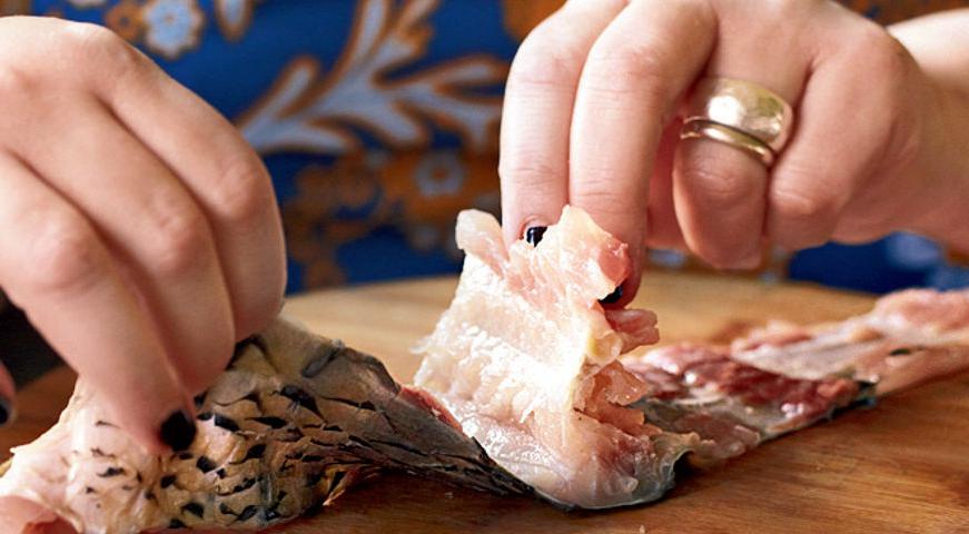 Тщательно вырежьте филе из каждого куска карпа таким образом, чтобы кожа и кости остались нетронутыми. Удалите кости, оставив их основание длиной около 1,2 см.