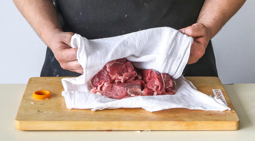 Для создания аутентичного вкуса используйте окорок молодого барашка. Промойте его под холодной водой и просушите бумажным полотенцем. Удалите лишние пленки и тендиниты, затем нарежьте небольшими кусками.
