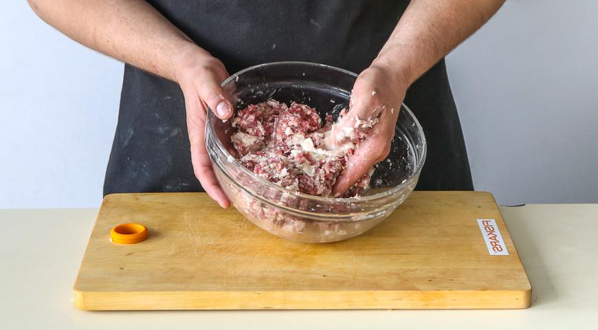Измельчите мясо через мясорубку или блендер вместе с очищенным луком и курдючным жиром. Данный ингредиент добавляет особую сочность. Важно соблюдать баланс, чтобы не перебить вкус мяса. Вымесите фарш до однородности.