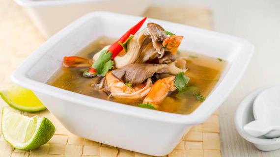 Традиционный тайский суп Том Ям — вкусная и острая закуска