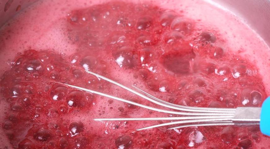 Начинаем с приготовления кули из голубики. Смешиваем агар-агар с сахаром. Доводим пюре до кипения, затем добавляем смесь сахара и агара, помешивая, варим около двух минут.