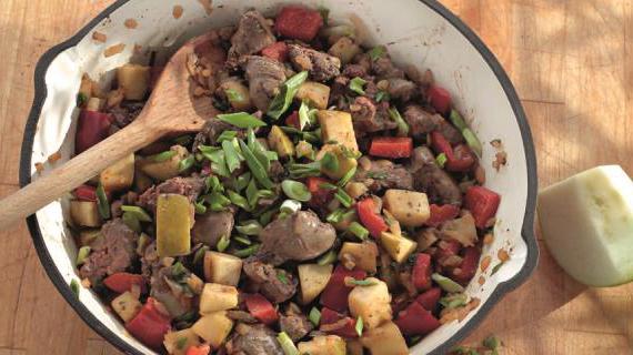 Авторское жаркое из куриной печени с овощами и яблоками